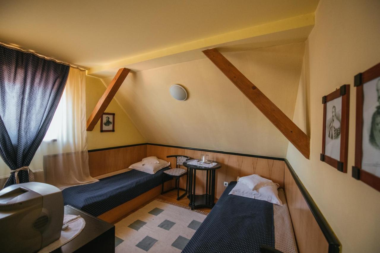 Voeroes Guest House Tîrgu Secuiesc Dış mekan fotoğraf