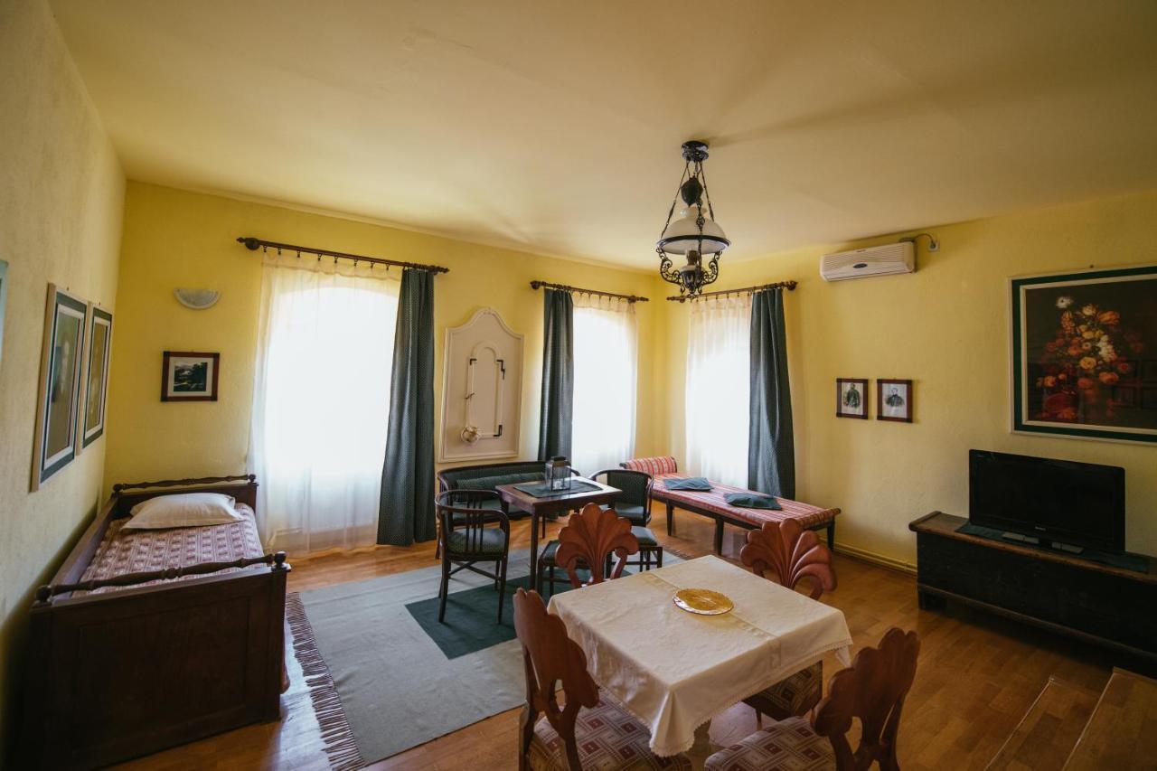 Voeroes Guest House Tîrgu Secuiesc Dış mekan fotoğraf